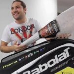 David Bisbal y su nueva raqueta de tenis, regalo de Rafa Nadal, preparado para el partido de tenis con Fernando Alonso.